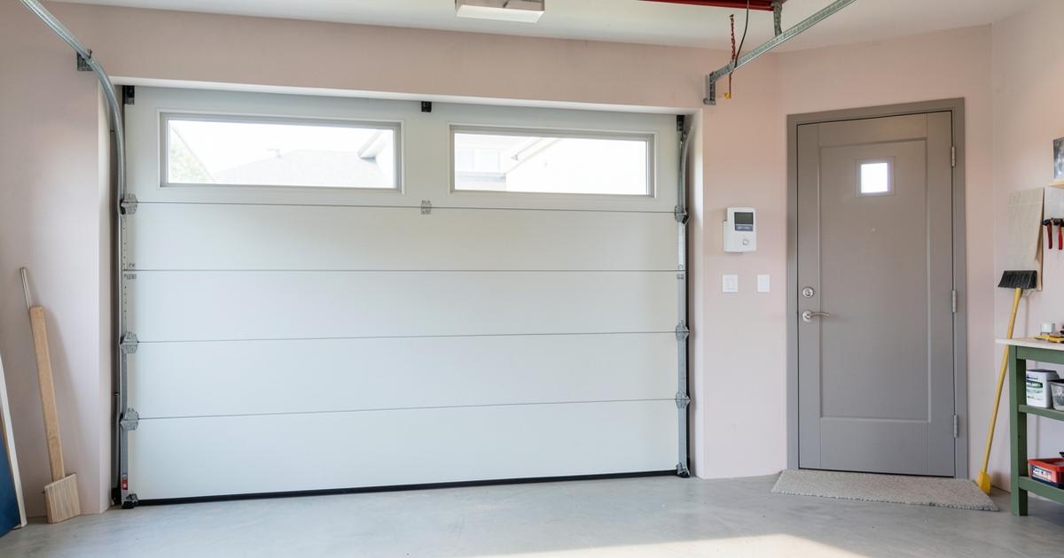 Deuren laten behandelen — pas gelakte garagepoort en deur