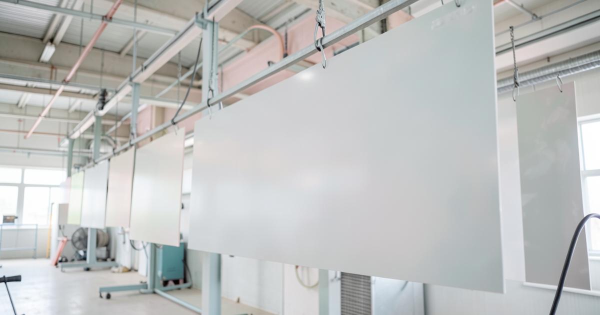 Stalen plaatwerk laten behandelen — plaatwerk en panelen aan de spuitlijn van een atelier
